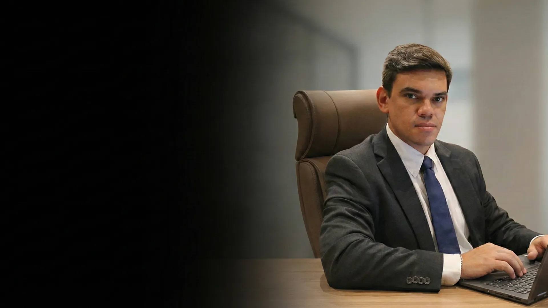 Dr. Wagner Simões em retrato institucional para a homepage do escritório